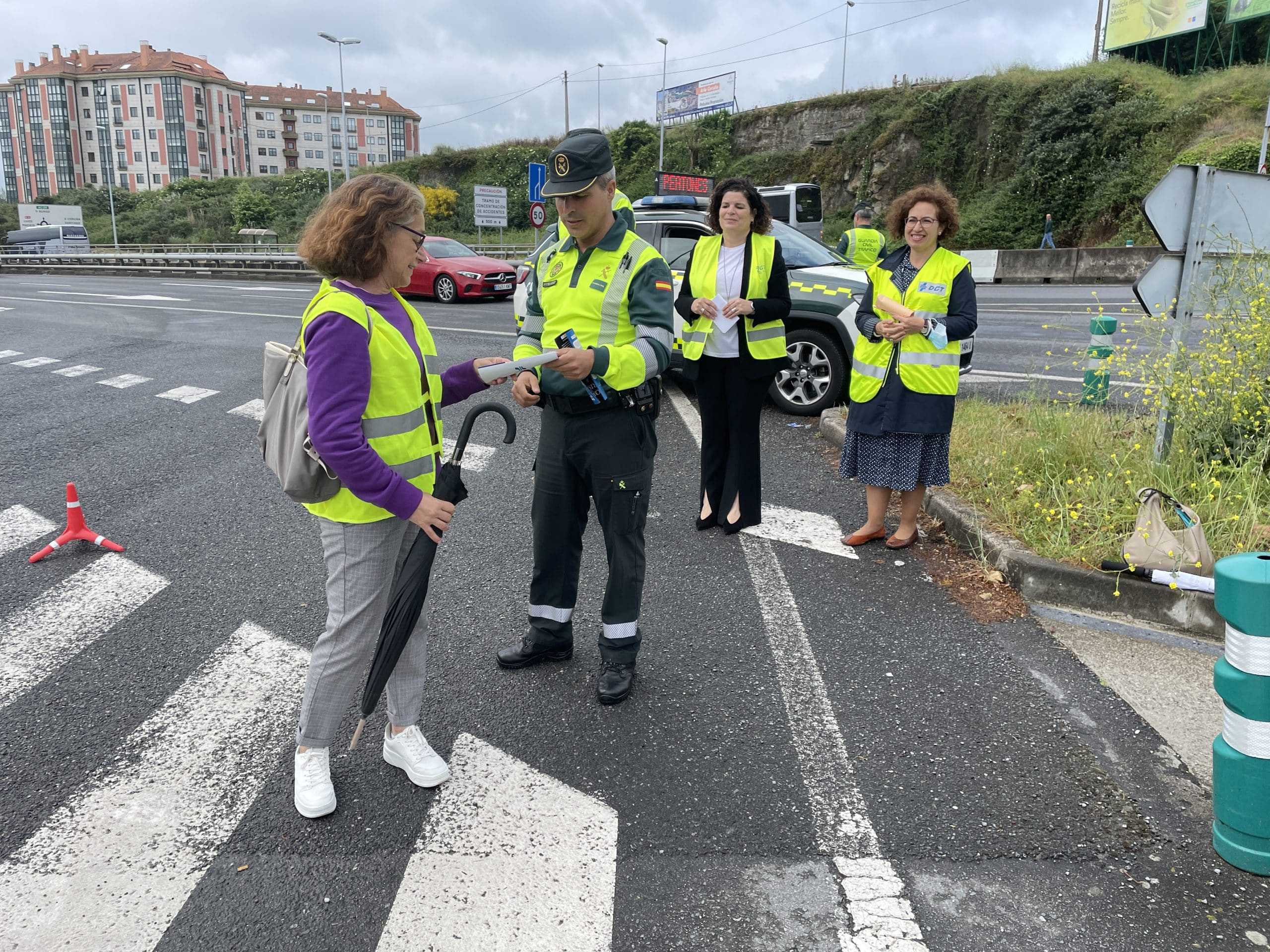Reparto masivo de chalecos reflectantes a viandantes, peregrinos y peregrinas y ciclistas en las carreteras de A Coruña hasta el domi