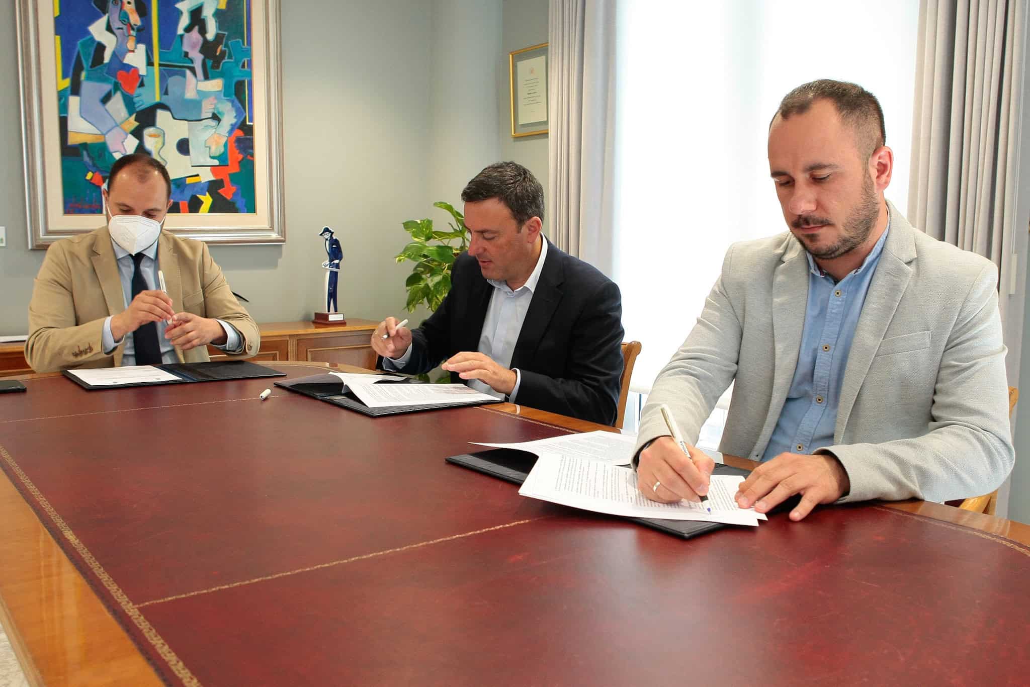 Valentín González, Carlos Ladra y Bernardo Fernández, durante la firma del convenio