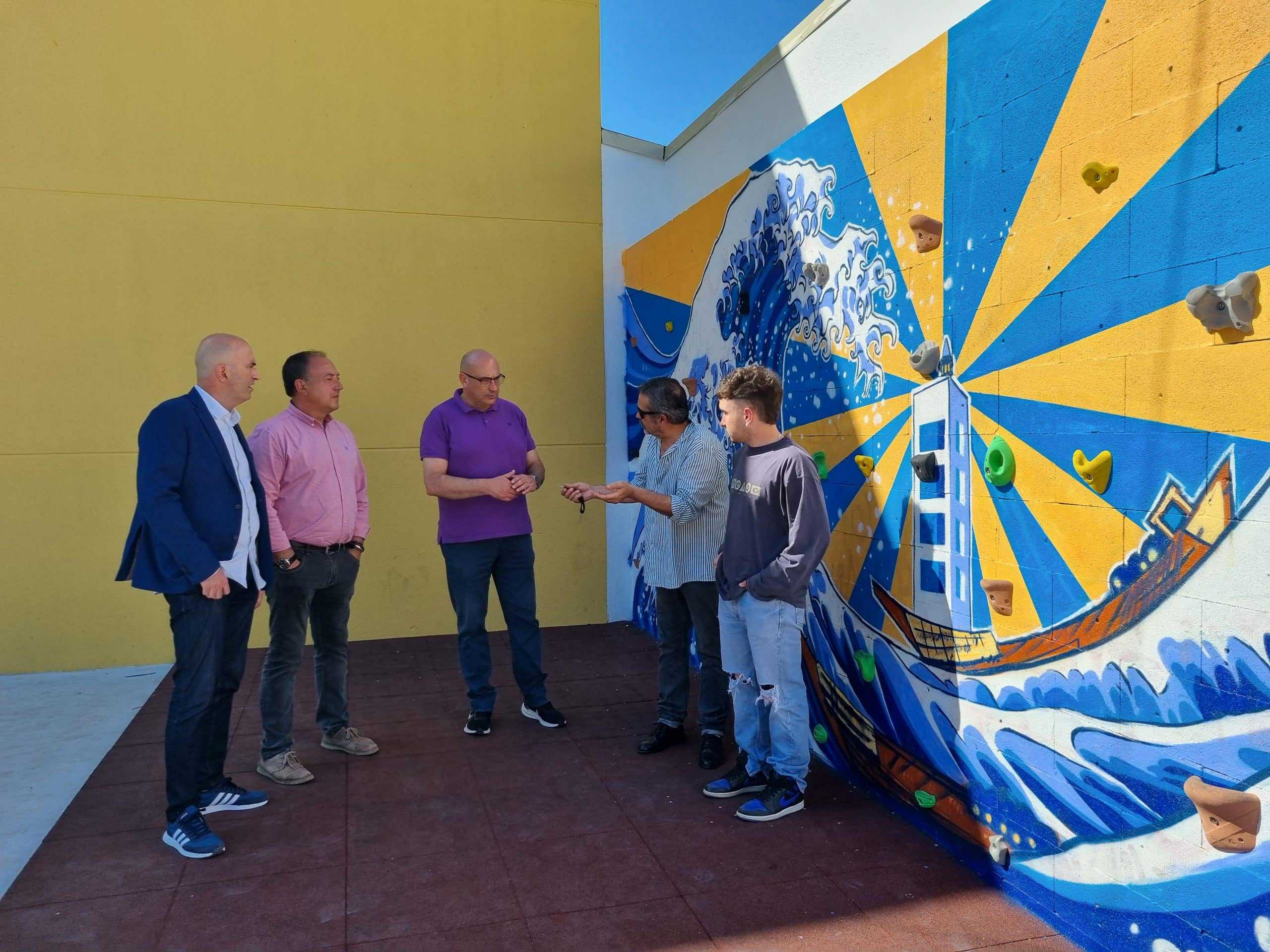 Luce un extraordinario mural firmado por el antiguo alumno del centro y hoy estudiante de Bellas Artes, Martín Núñez