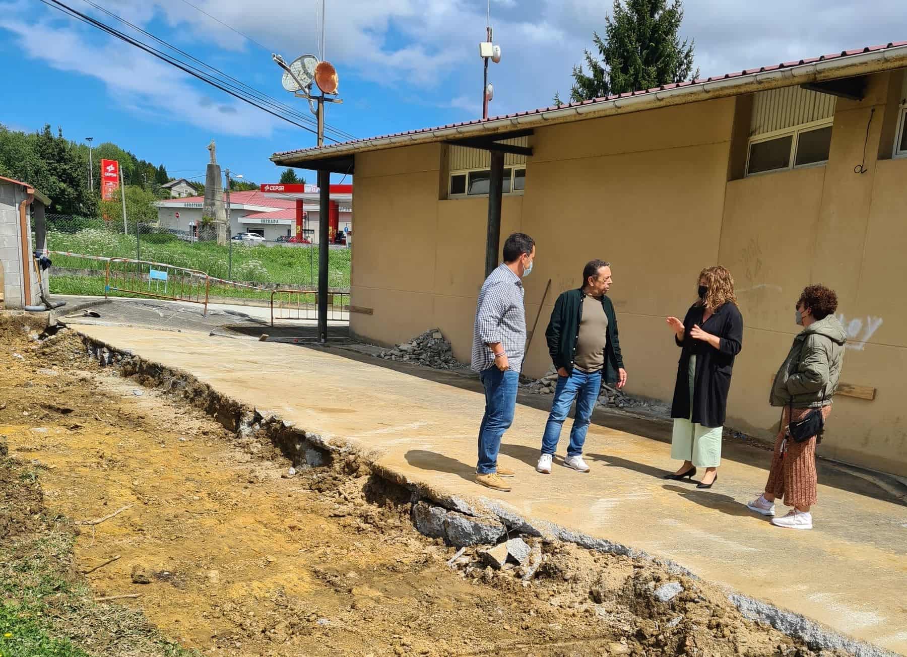 Archivo - La alcaldesa, Marián Ferreiro, en una visita reciente a las obras en el local social de San Mateo