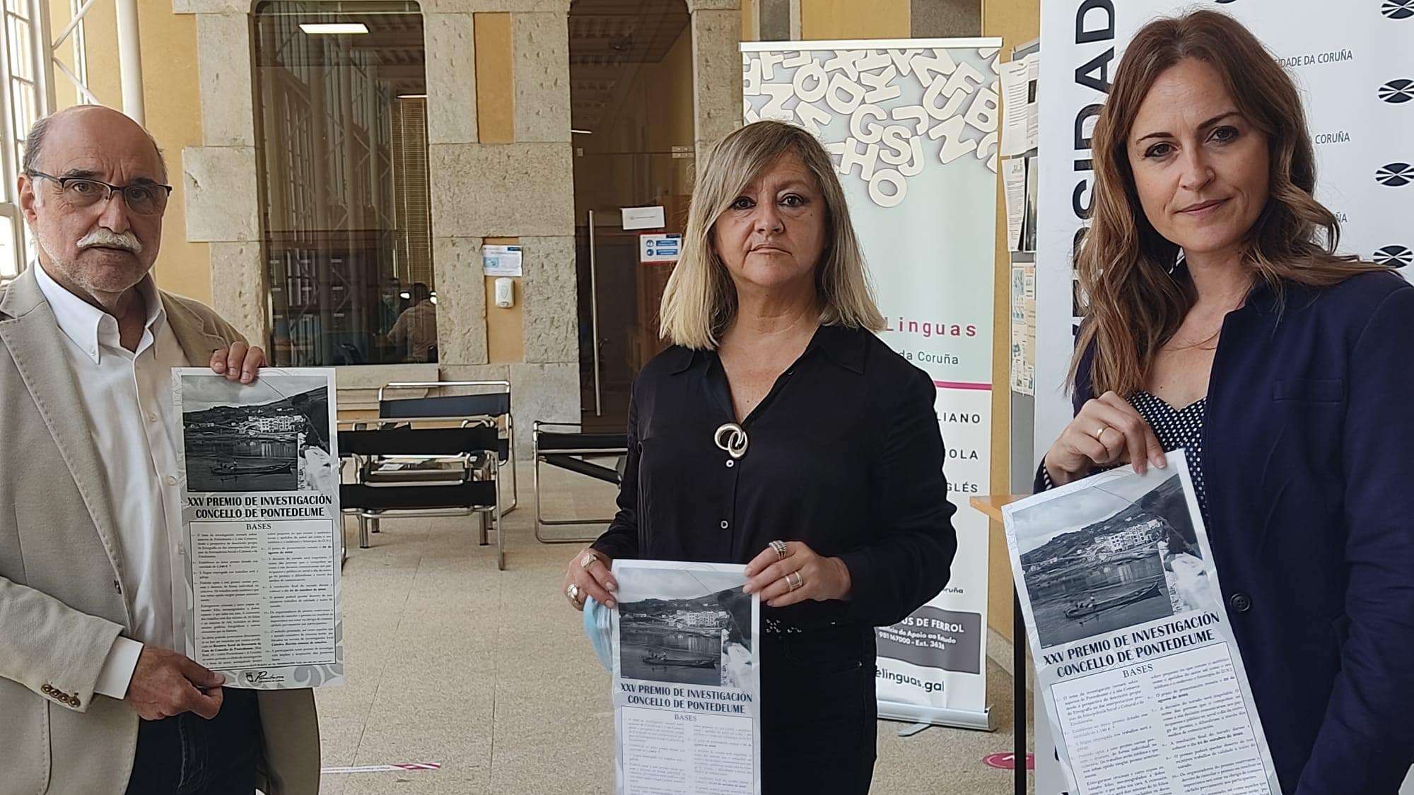 La concejal de Cultura, Ángela Piñeiro, anunció la convocatoria de este certamen junto a la decana de la Facultad de Humanidades de la Universidade da Coruña, Manuela Santos, y el bibliotecario de la Biblioteca de Pontedeume, Alejandro Caínzos