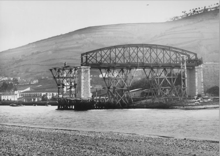 El puente de hierro de Pontedeume durante su construcción
