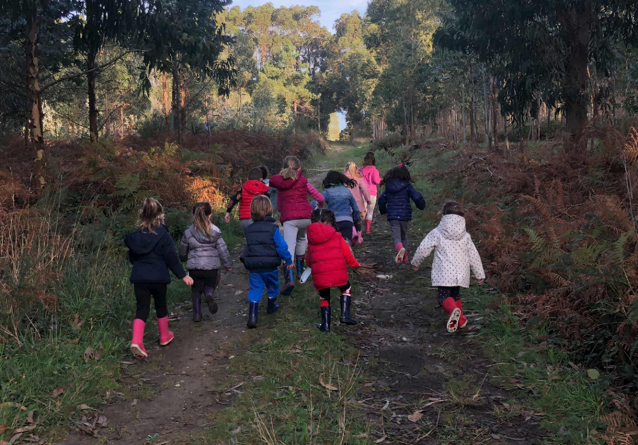 Alumnos del CRA O Esquío en una salida a la naturaleza