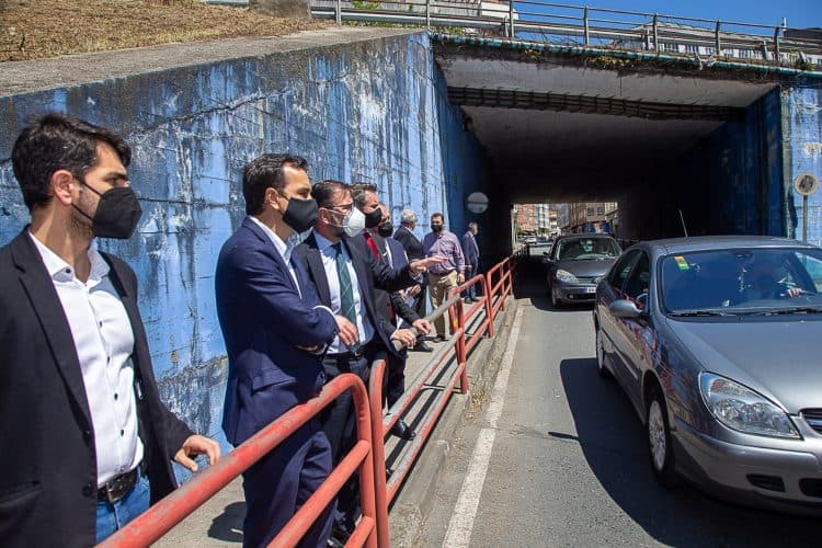 Sergio Vazquez Torron, antiguo secretario general de Infraestructuras del Migma durante una visita a la zona de las obras, acompañado del alcalde, Angel Mato