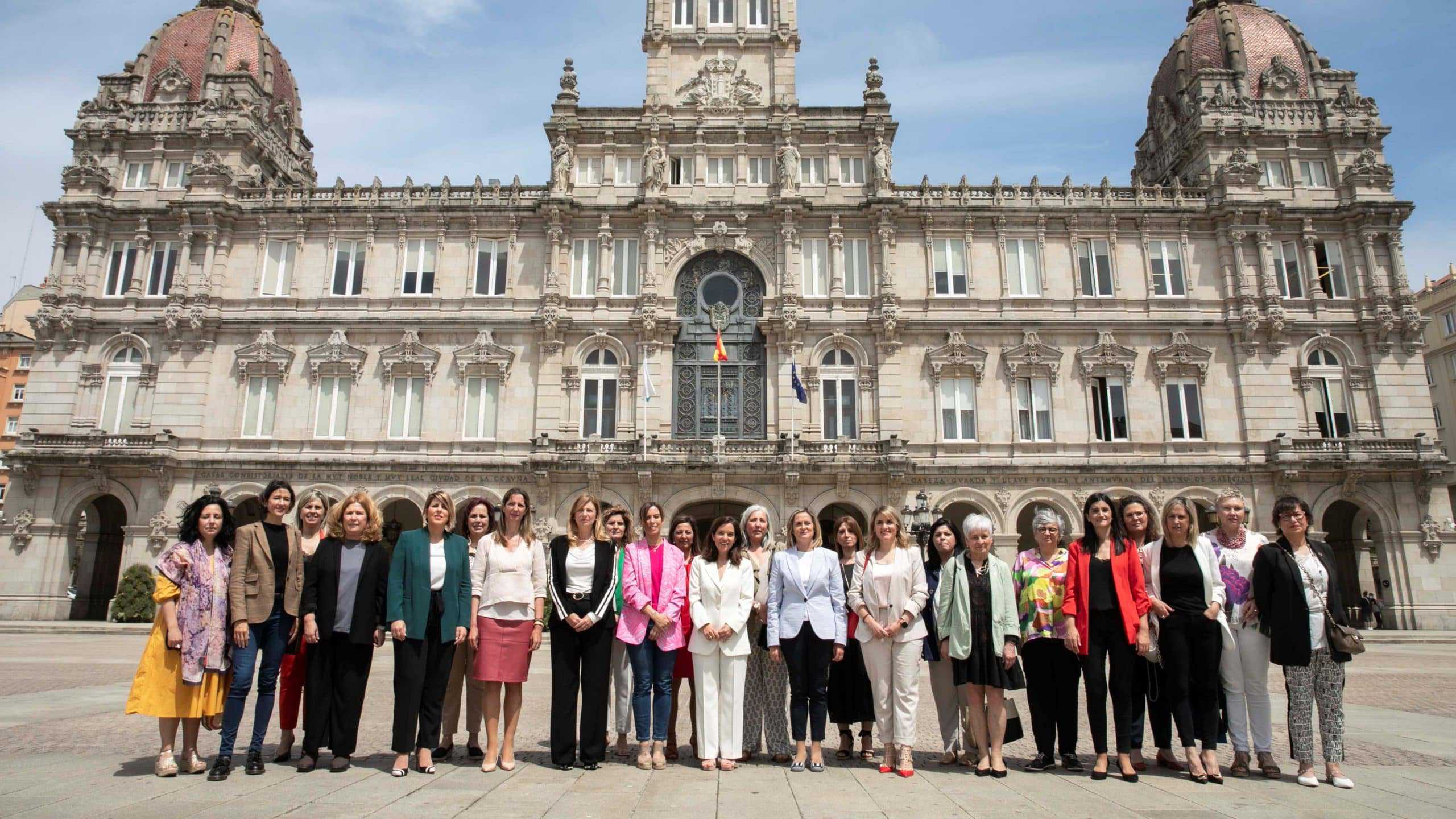 Foto de familia de las alcaldesas en la plaza de María Pita