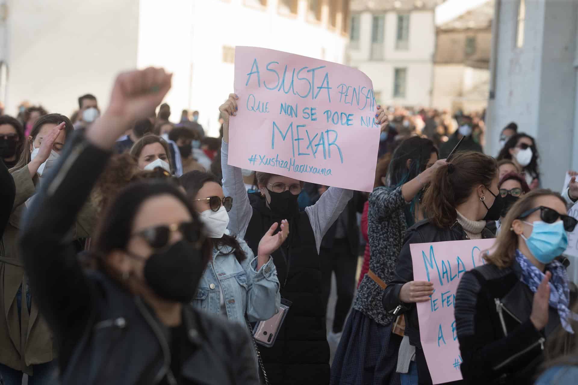 Archivo - Varias mujeres participan en una manifestación en apoyo a las 87 mujeres que en 2019 fueron grabadas “sin autorización”, a 4 de abril de 2021, en San Cibrao. | CARLOS CASTRO / EP