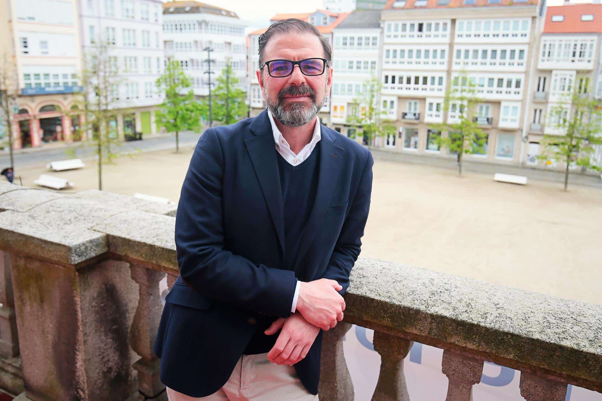 El alcalde de Ferrol, Ángel Mato Escalona, posa en el balcón del ayuntamiento durante una entrevista con Europa Press | RAÚL LOMBA
