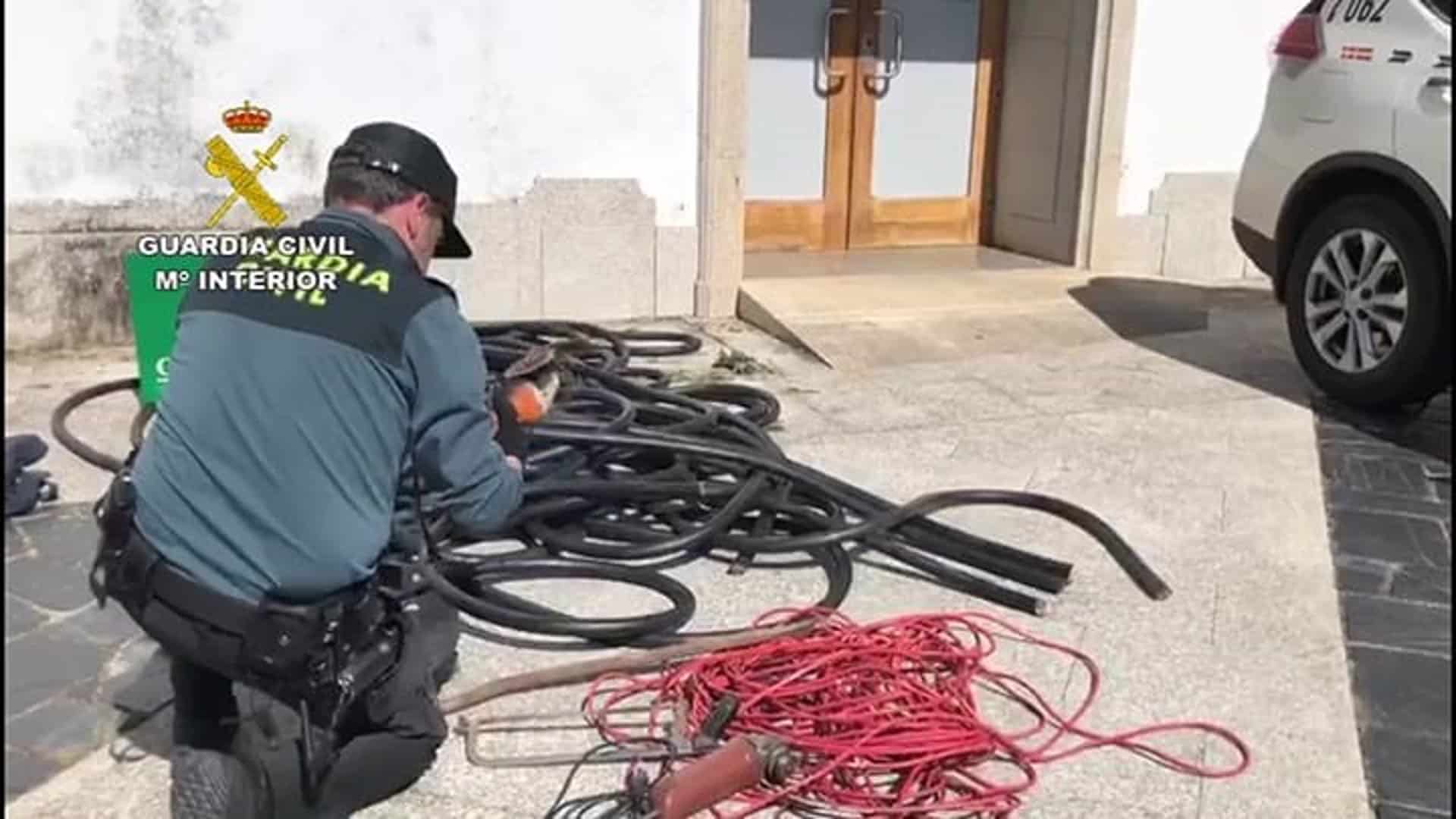 La Guardia Civil durante el recuento y comprobación del material requisado