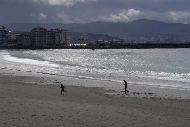 Varias personas pasean por la playa de Silgar en Sanxenxo, lugar donde un bañista fue atropellado accidentalmente. | Álvaro Ballesteros - Europa Press