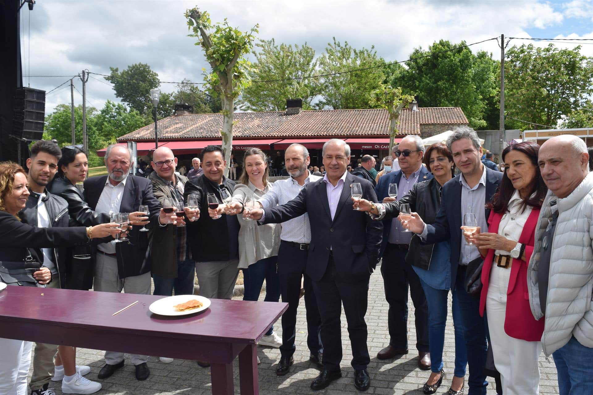 El presidente de la Diputación de Lugo, José Tomé Roca, en la 27ª Mostra de Viños de Pantón (Lugo). | DIPUTACIÓN DE LUGO
