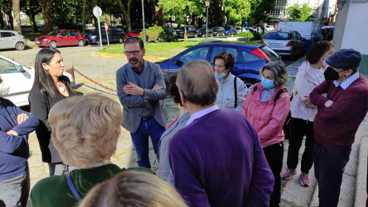 El alcalde de Ferrol durante su visita con los participantes de la ruta 'Ferrol a modo'