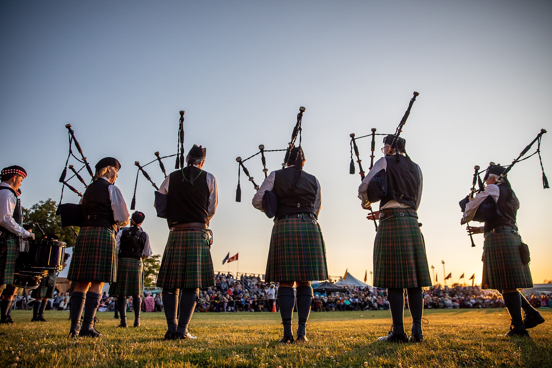 La banda de gaitas escocesa Johnstone Pipe Band, fundada en 1943, y ganadora de multitud de concursos a nivel nacional e internacional, llegará al escenario de Ortigueira el viernes 15 de julio