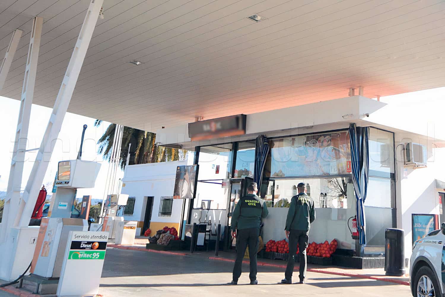 Archivo - Agentes de la Guardia Civil en una estación de servicio