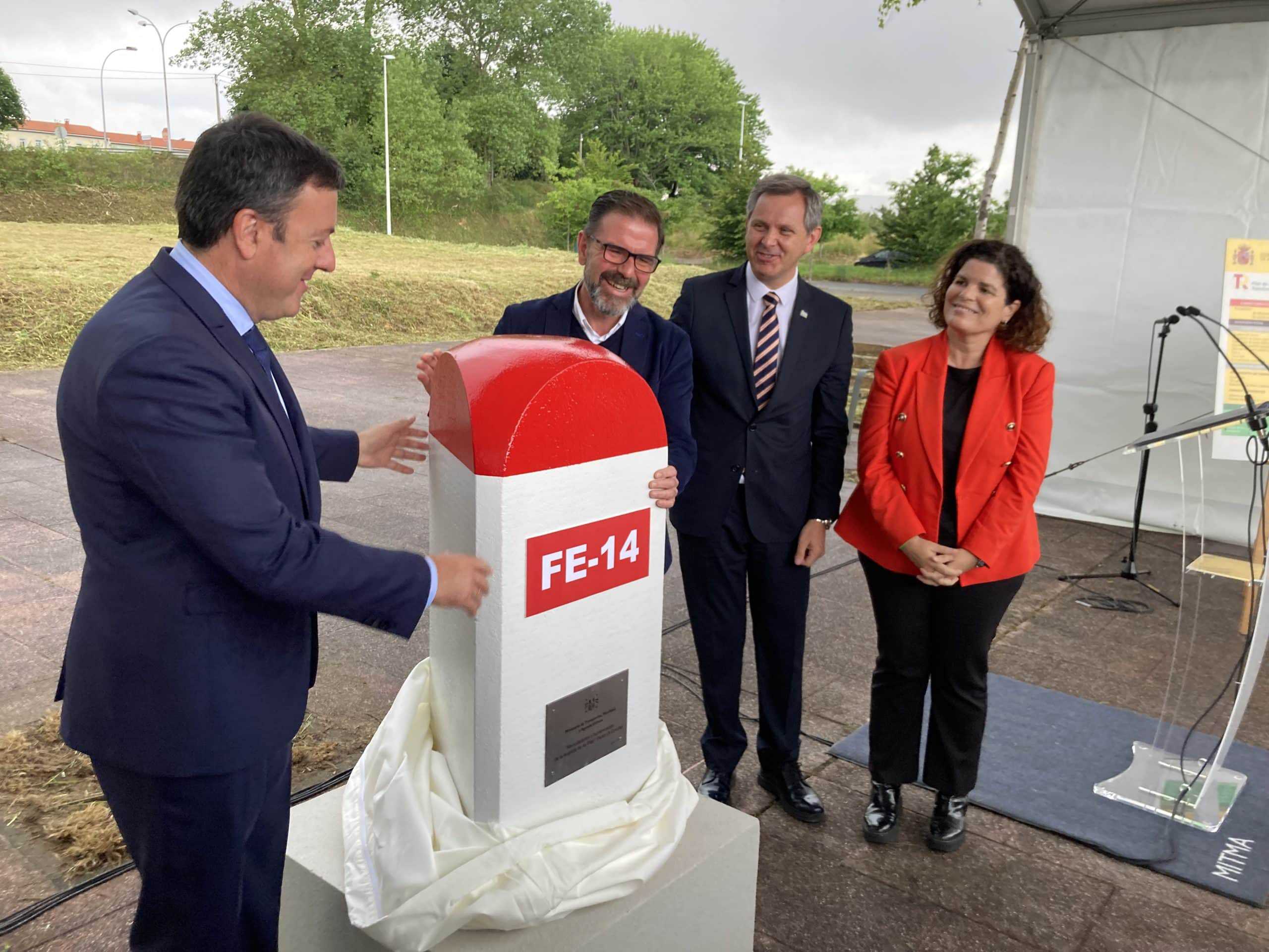 Valentín González, Ángel Mato, José Miñones y María Rivas descubren el hito que marca el inicio de las obras de humanización de la avenida de As Pías