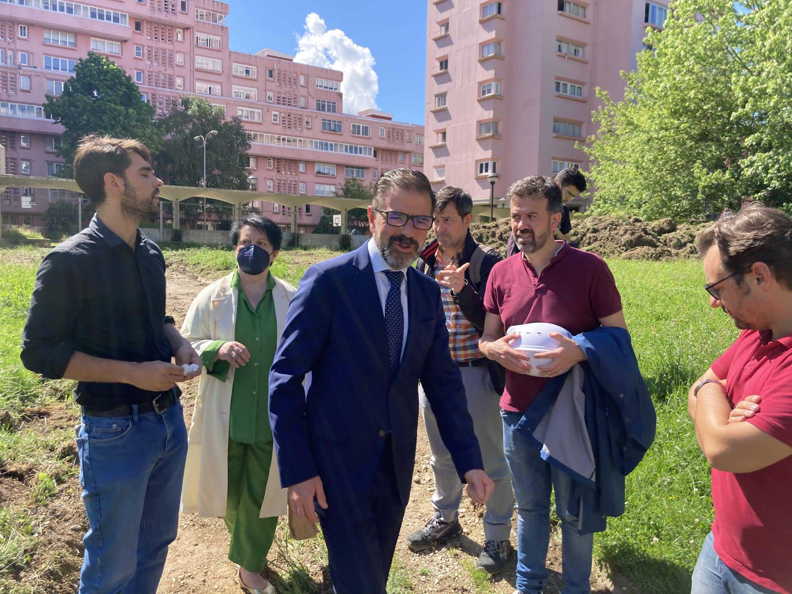 El alcalde de Ferrol visitó esta mañana la zona junto al concejal de Urbanismo, Julián Reina, y representantes vecinales del barrio | CONCELLO DE FERROL