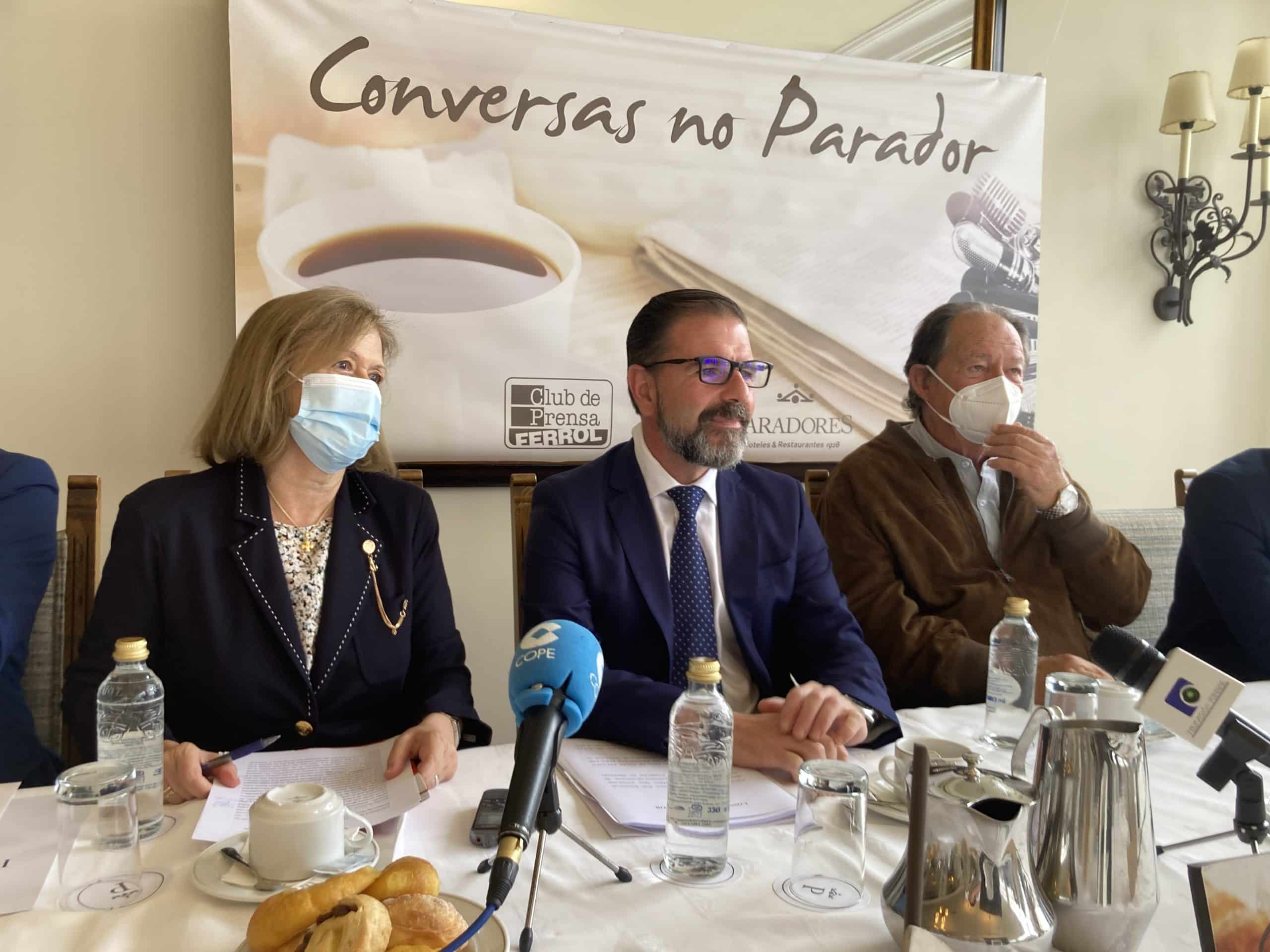 El alcalde, Ángel Mato, junto a Julia Díaz y Germán Castro esta mañana en el parador