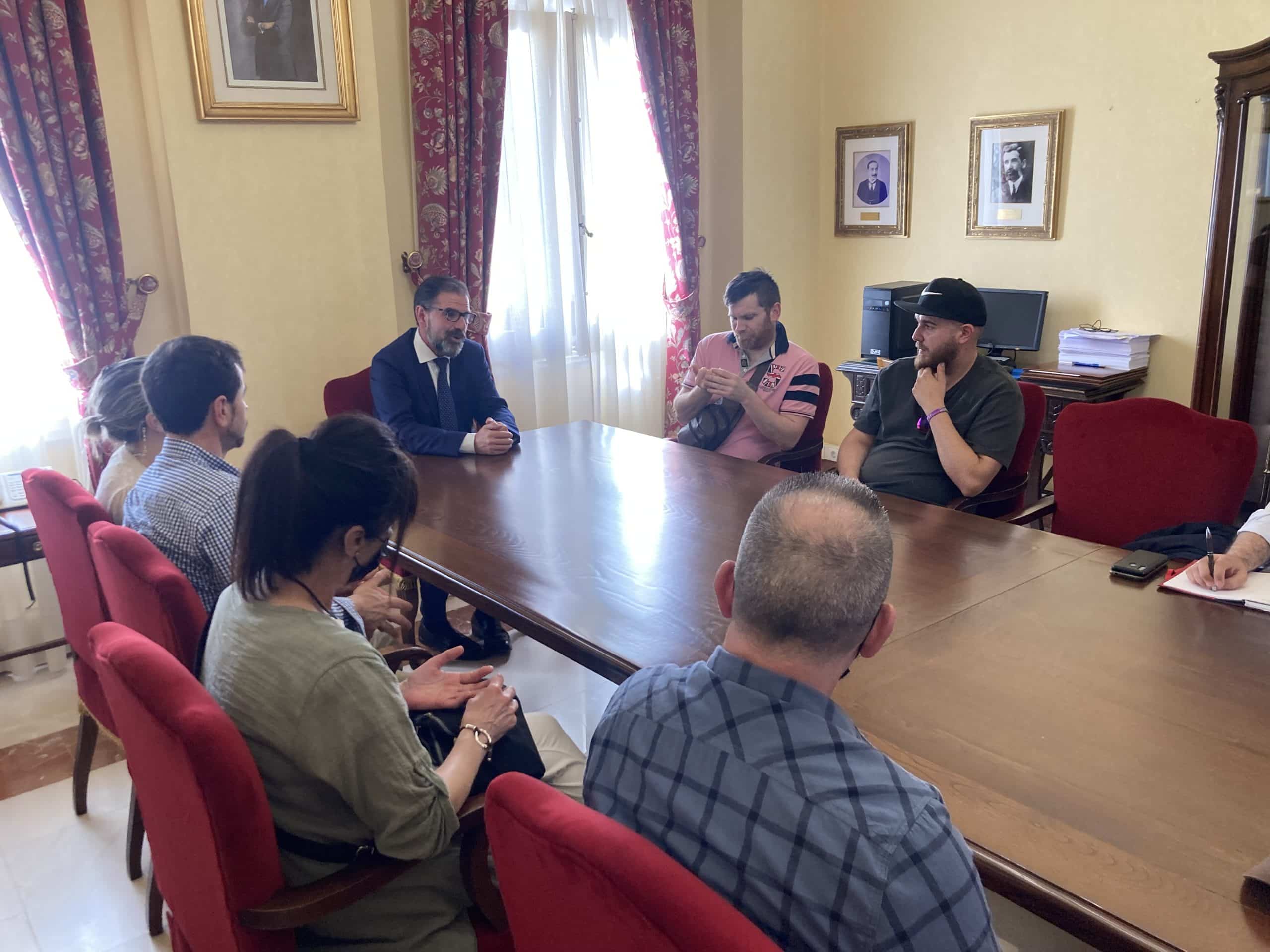 El alcalde, Ángel Mato, y los concejales de Urbanismo, Julián Reina, y de Mercados, Germán Costoya, revisaron el borrador con responsables de los puestos | CONCELLO DE FERROL