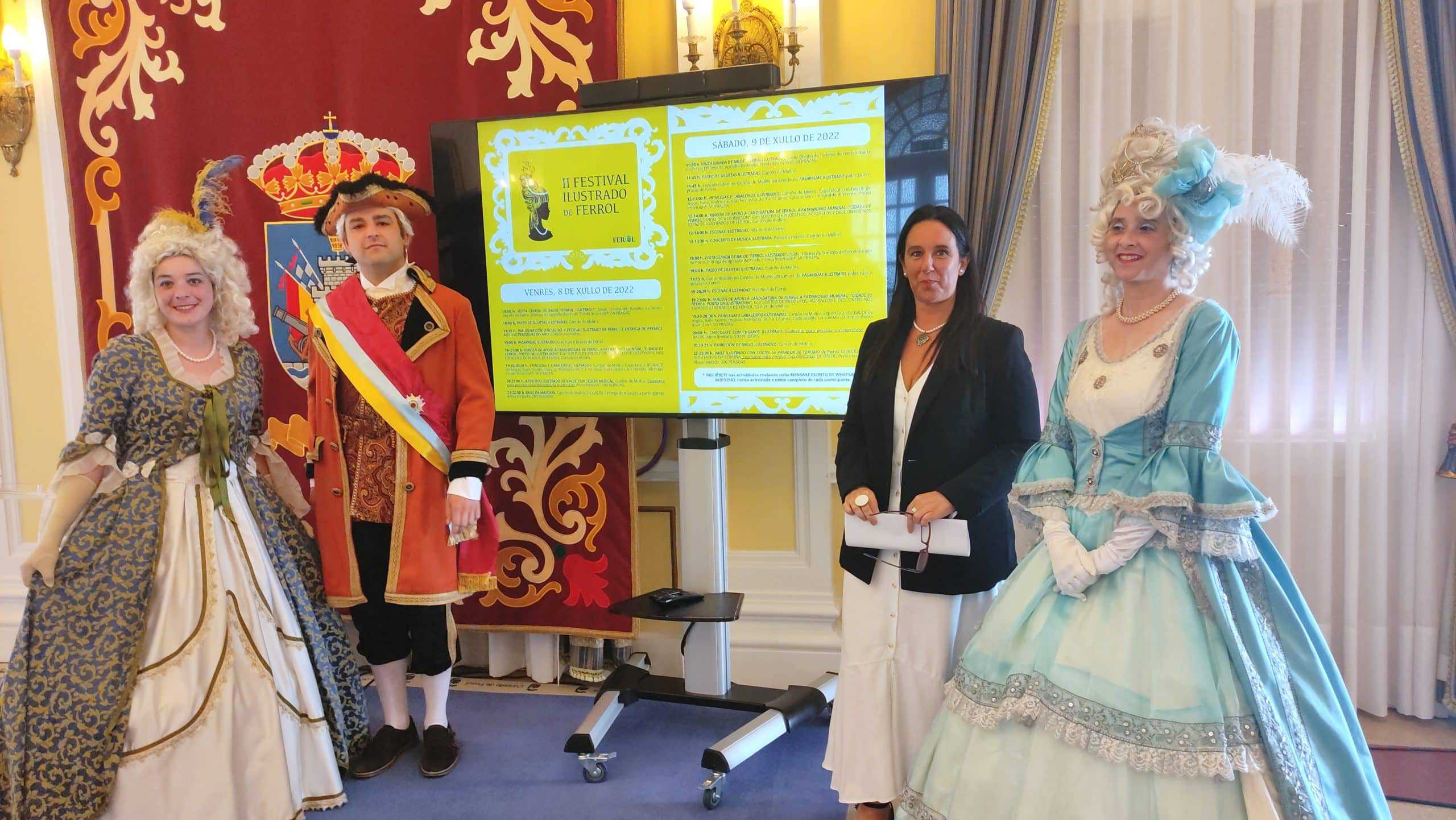 La concejala de Patrimonio Histórico, Eva Martínez Montero, durante la presentación del evento acompañada por la figura de Carlos III y dos mujeres de época