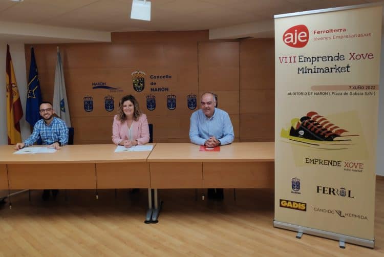 La alcaldesa de Narón, Marián Ferreiro Díaz, el presidente de AJE Ferrolterra, Luis González y el edil de Promoción Económica de Narón, David Pita