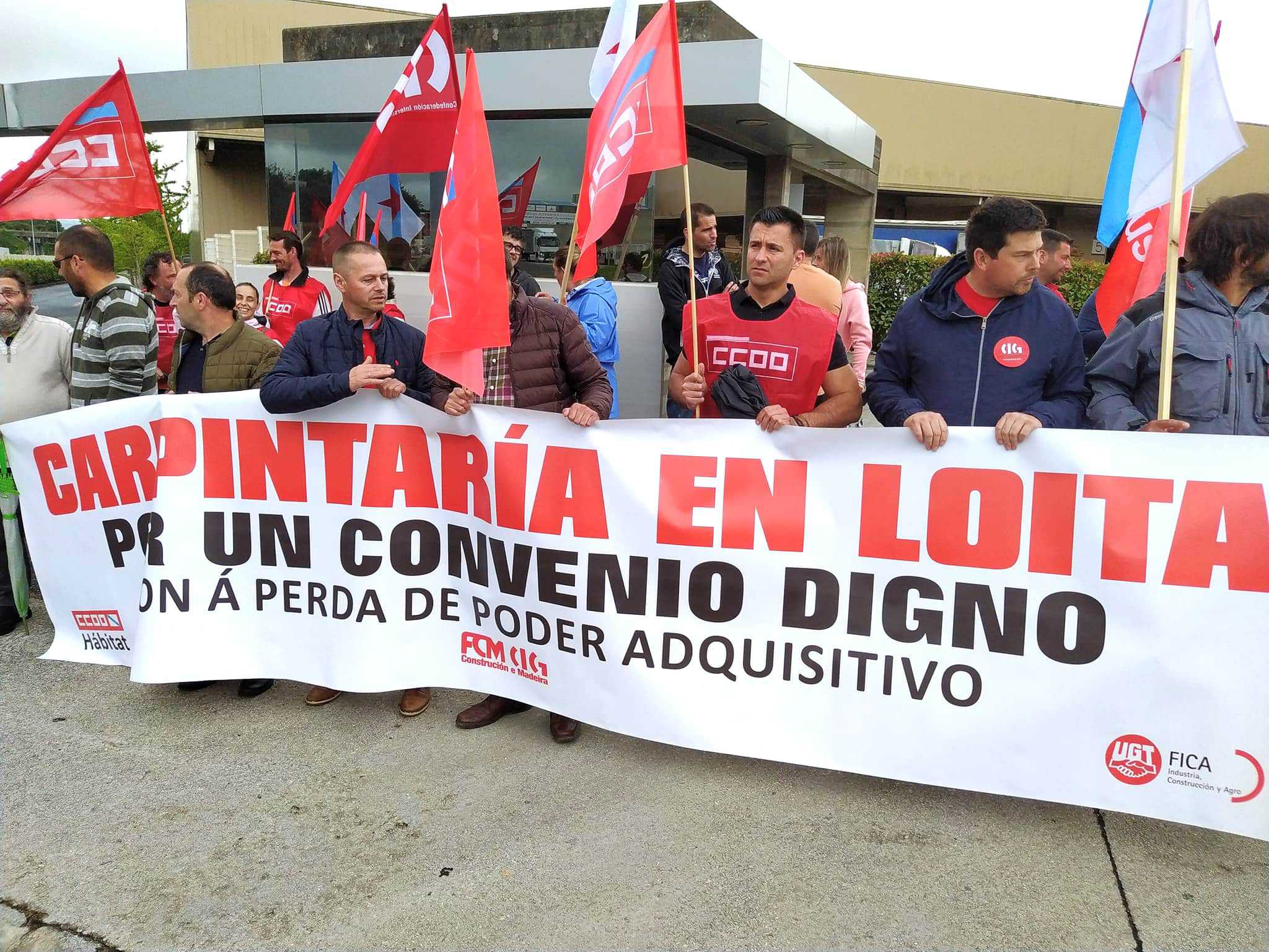 Concentración del sector de la carpintería frente a la sede de Cándido Hermida, en Narón | ALEX BELLO