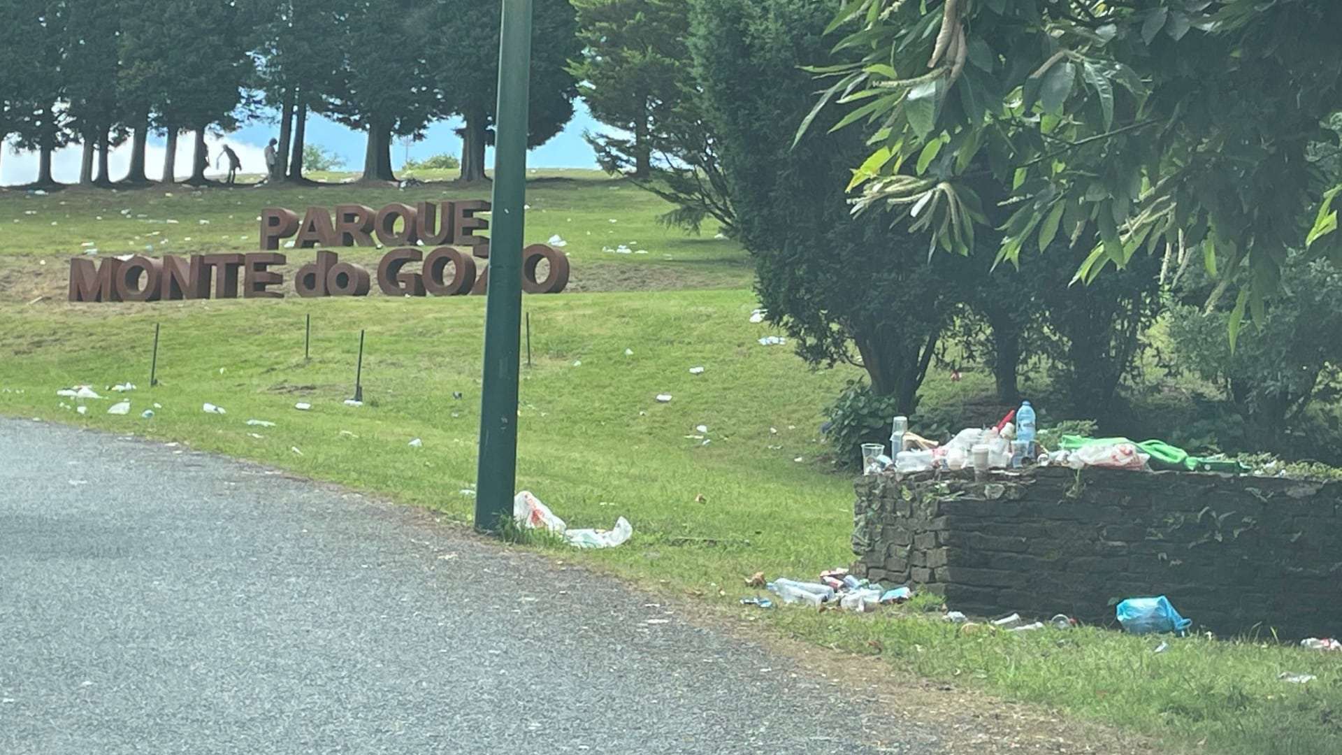 La basura acumulada en el Monte do Gozo tras O Son do Camiño | CEDIDA