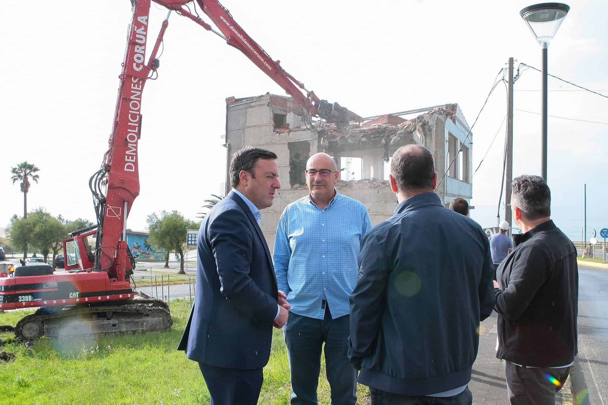 Valentín González y Alberto Gonzélez supervisaron ayer el derribo del inmueble