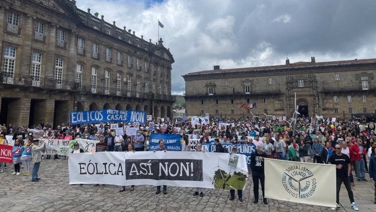 Manifestación de la plataforma "Eólica Así Non" en Santiago | EUROPA PRESS