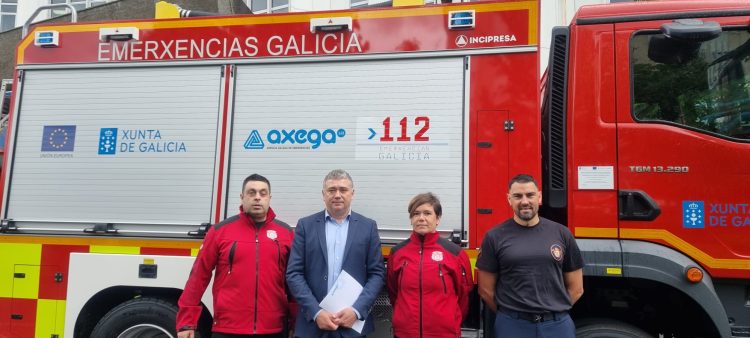 El alcalde del municipio asistió esta mañana en A Coruña, junto con miembros del Grupo de Emerxencias Supramunicipais de Ortiguera, a la entrega de un nuevo camión tipo autobomba rural pesada