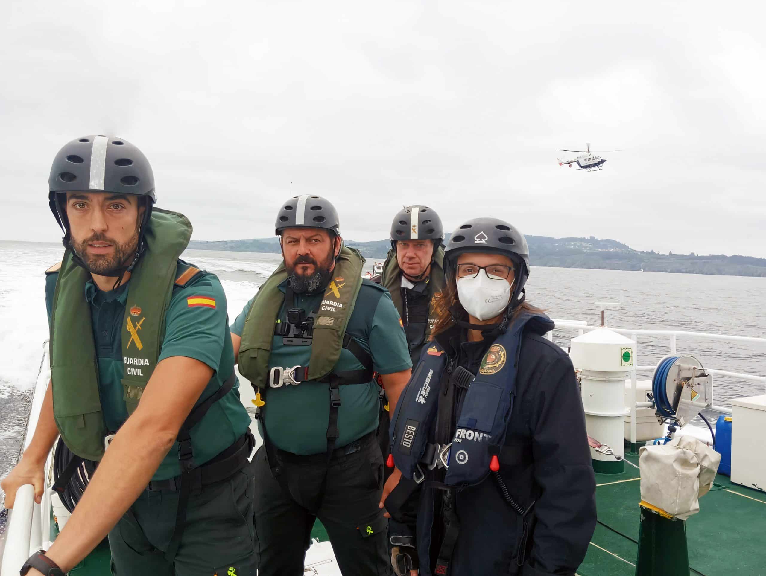 Participaron el Servicio Marítimo Provincial (SMP) de la Guardia Civil de A Coruña, el Servicio Aéreo de la 15 Zona de la Guardia Civil de Galicia y la Unidad Regional Aeronaval de Vigilancia Aduanera de Galicia en colaboración con Salvamento Marítimo