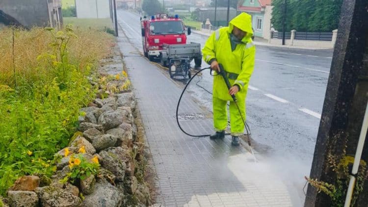 Trabajos de limpieza en Suxo, en Muxía | CONCELLO DE MUXÍA