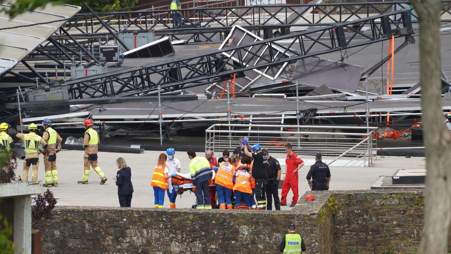 Uno de los heridos es trasladado a la ambulancia tras el derrumbe del escenario de O Son do Camiño | EUROPA PRESS