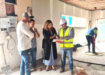 Marián Ferreiro estuvo acompañada en la visita por el edil de Obras, Pablo Mauriz, y representantes de la empresa adjudicataria, de la dirección de obra y del Club de Remo Narón | CONCELLO DE NARÓN