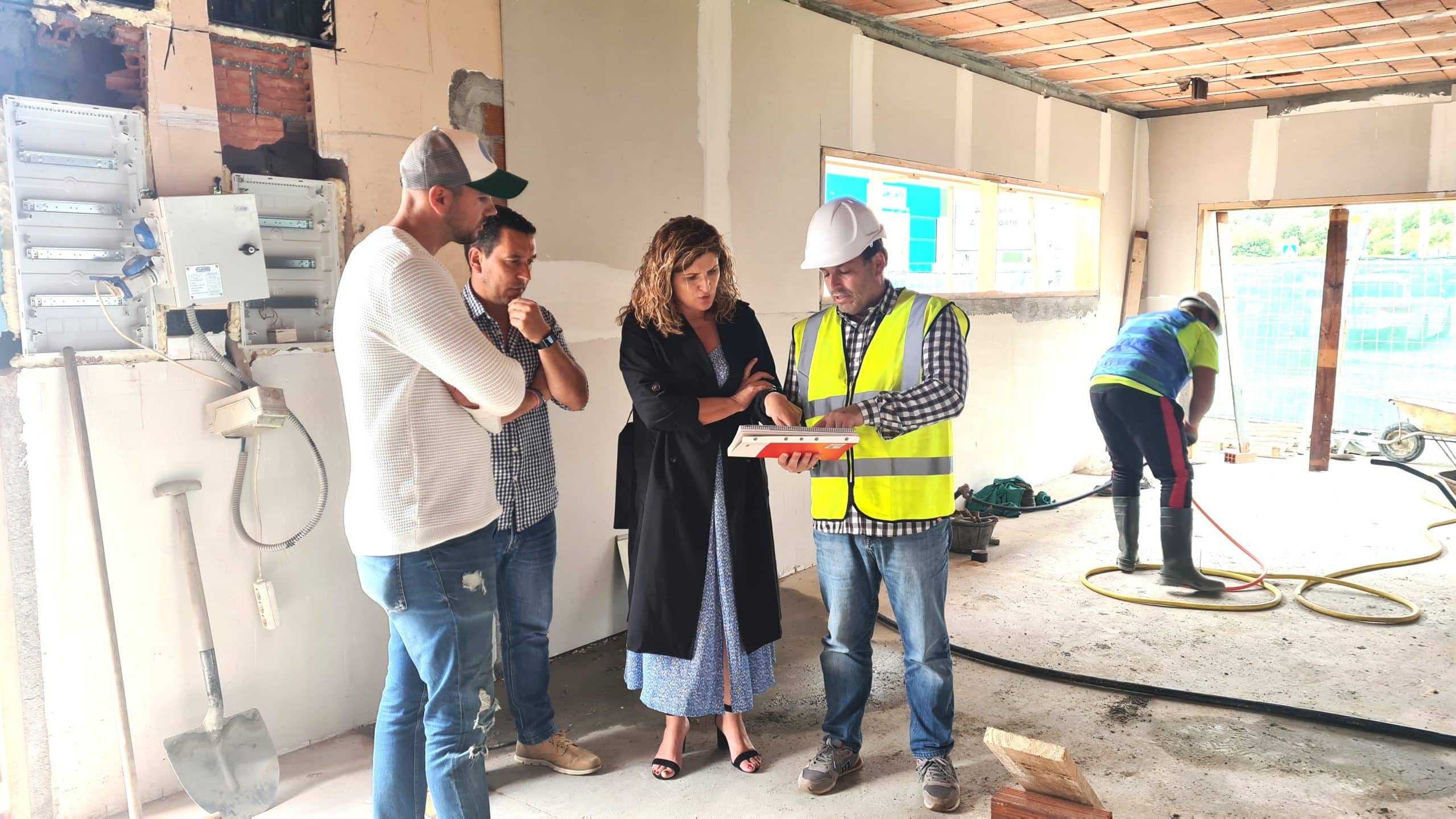 Marián Ferreiro estuvo acompañada en la visita por el edil de Obras, Pablo Mauriz, y representantes de la empresa adjudicataria, de la dirección de obra y del Club de Remo Narón | CONCELLO DE NARÓN
