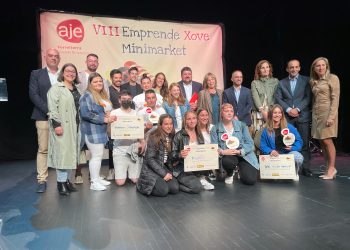 Foto de familia de los alumnos de los proyectos ganadores del certamen | AJE FERROLTERRA