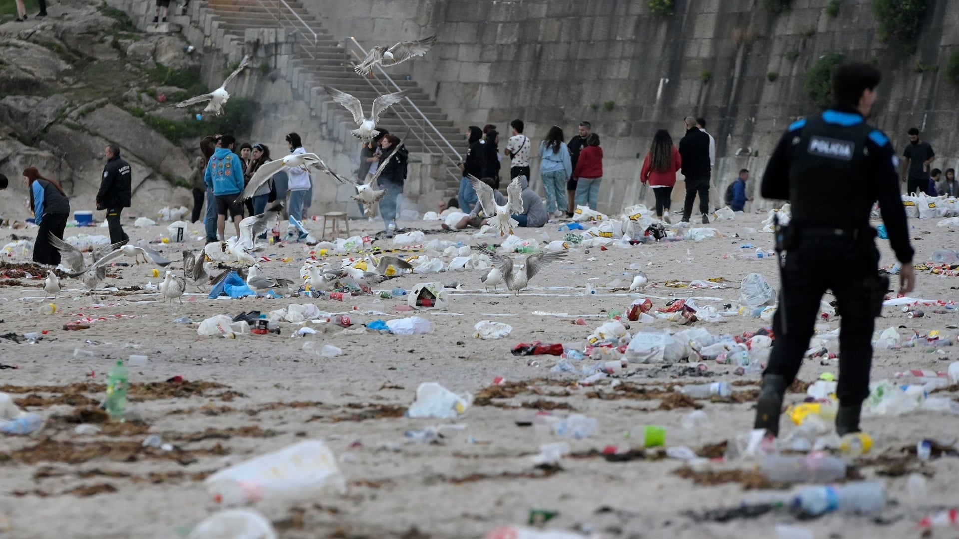 Acumulación de basura en la playa de Orzán, en A Coruña | EUROPA PRESS