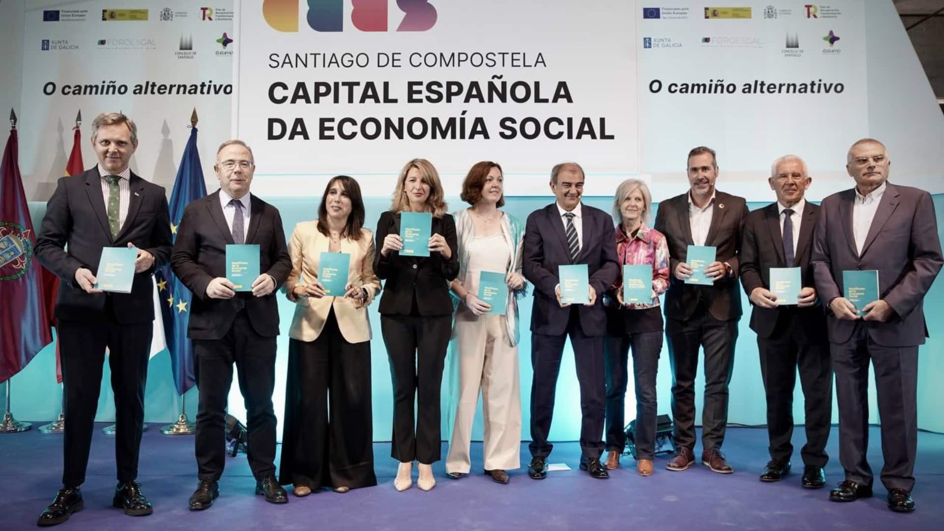 Las autoridades en la lectura del Manifiesto por la Economía Social | CONCELLO DE SANTIAGO
