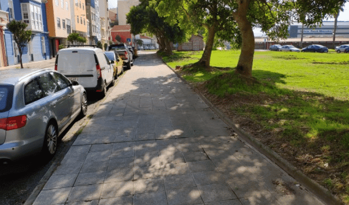 En el caso de la zona verde anexa al Concello, se retirarán árboles con raíces invasivas para el pavimento | CONCELLO DE CARIÑO