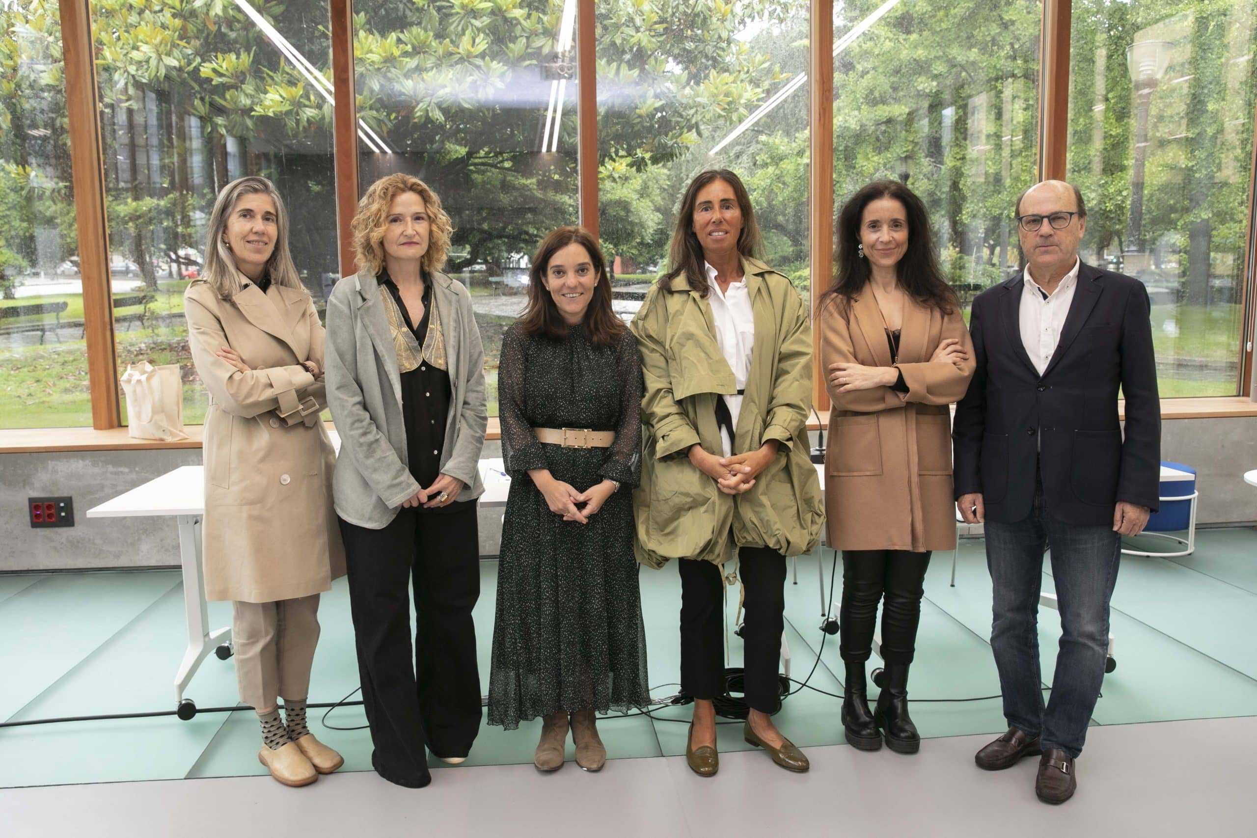 La alcaldesa de A Coruña, Inés Rey; la concejal de Igualdad, Bienestar Social y Participación Ciudadana, Yoya Neira; la presidenta de la Fundación María José Jove; y María M. Lemos, presidenta de la Asociación Participa, fueron las encargadas de dar a conocer el proyecto en el centro juvenil del Remanso.