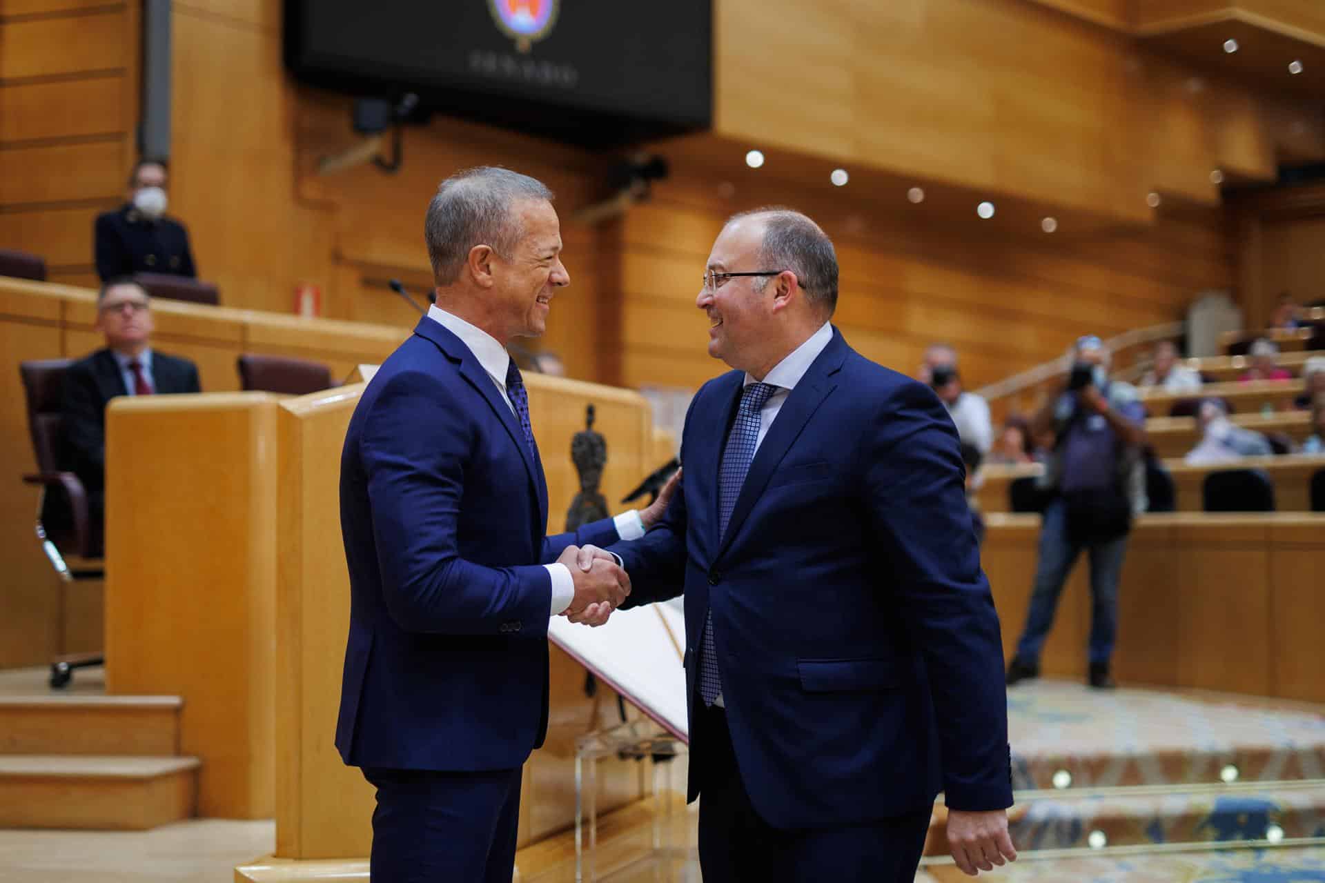 El vicesecretario de Organización Territorial del PP, Miguel Tellado, se estrecha la mano con el presidente del Senado, Ander Gil, tras tomar posesión de su acta de senador por designación de Galicia | ALEJANDRO MARTÍNEZ - EP