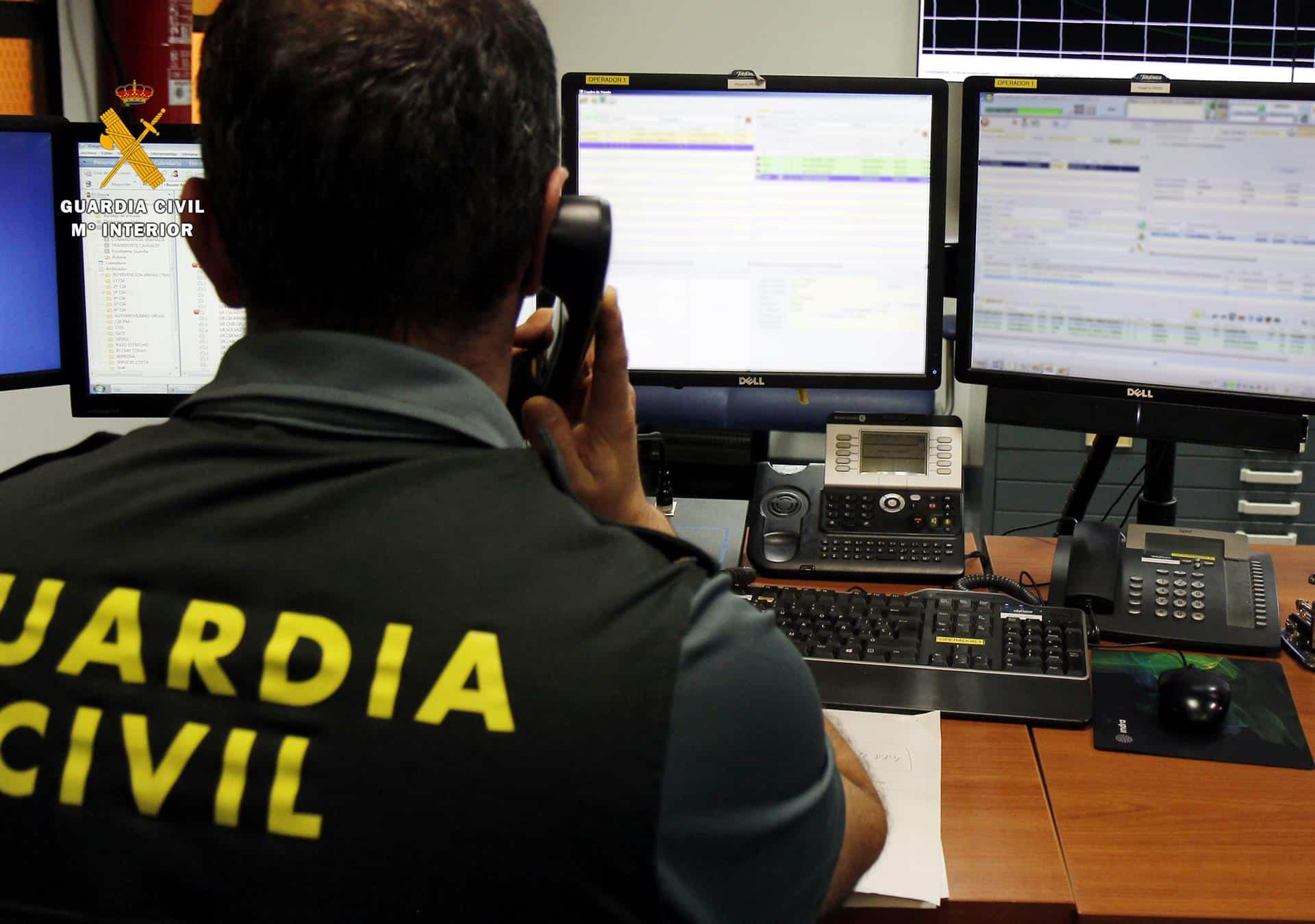 Imagen de archivo de un guardia civil frente a un ordenador | EP