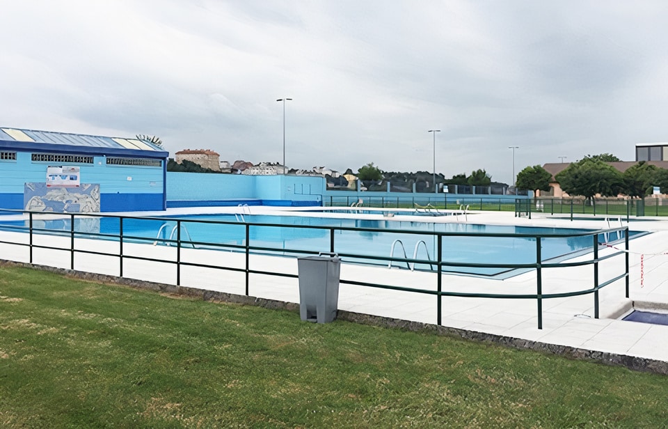 Imagen de archivo de la piscina exterior de Frigsa