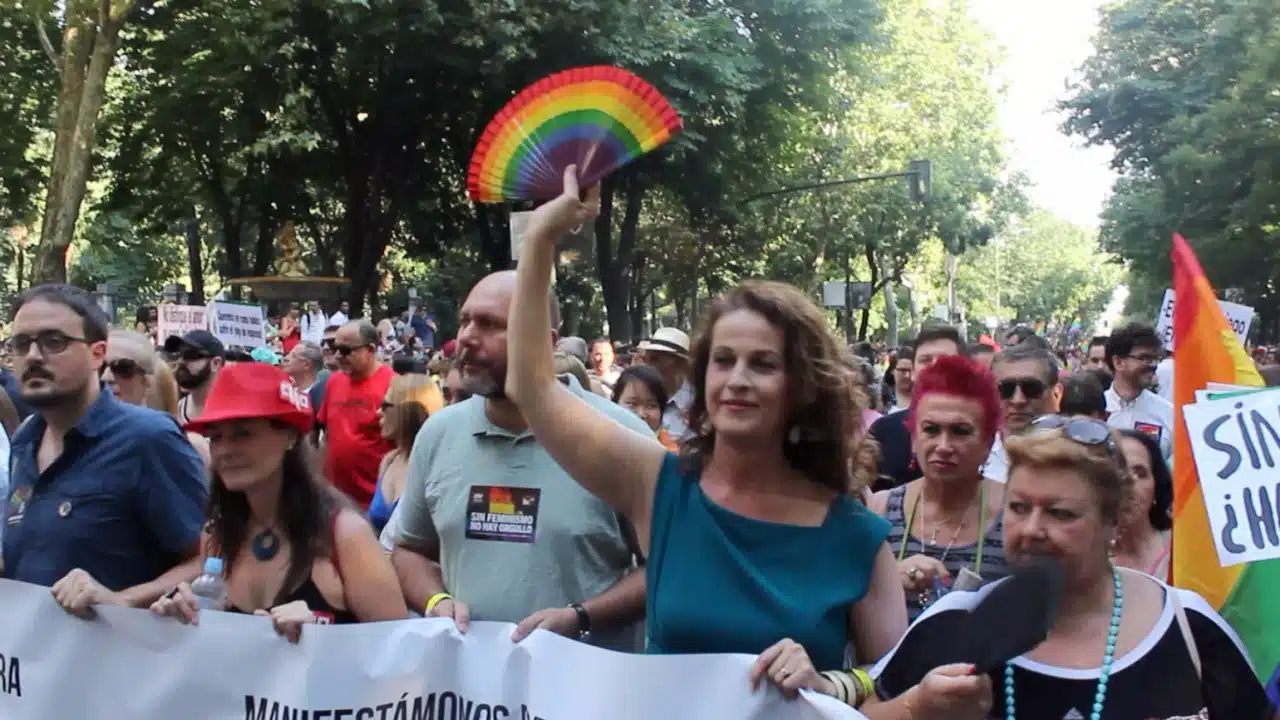 Carla Antonelli durante una movilización LGTBI en Madrid