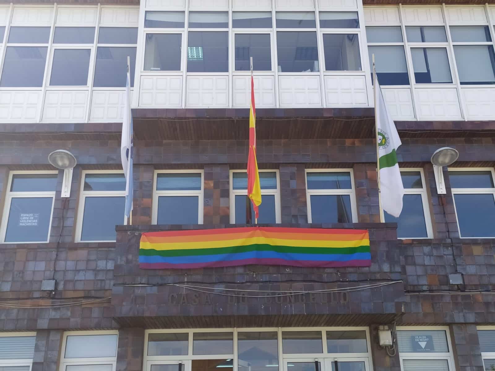 Imagen de archivo del concello de Vilalba con la bandera LGTBI el pasado 2019