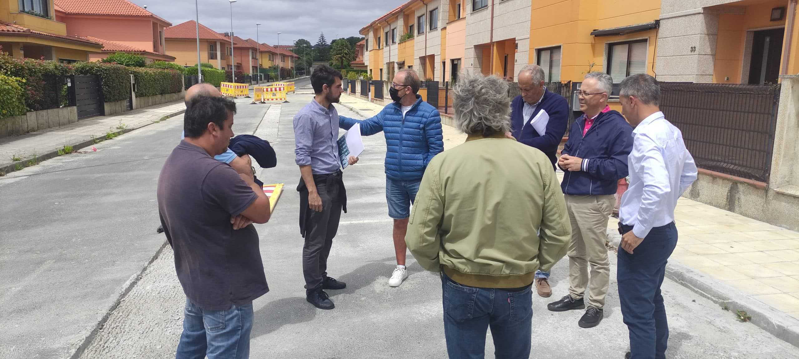 El concejal de Urbanismo, Julián Reina, visitó ayer la zona acompañado por vecinos y responsables de la empresa que ejecuta la obra para comprobar el estado de la urbanización