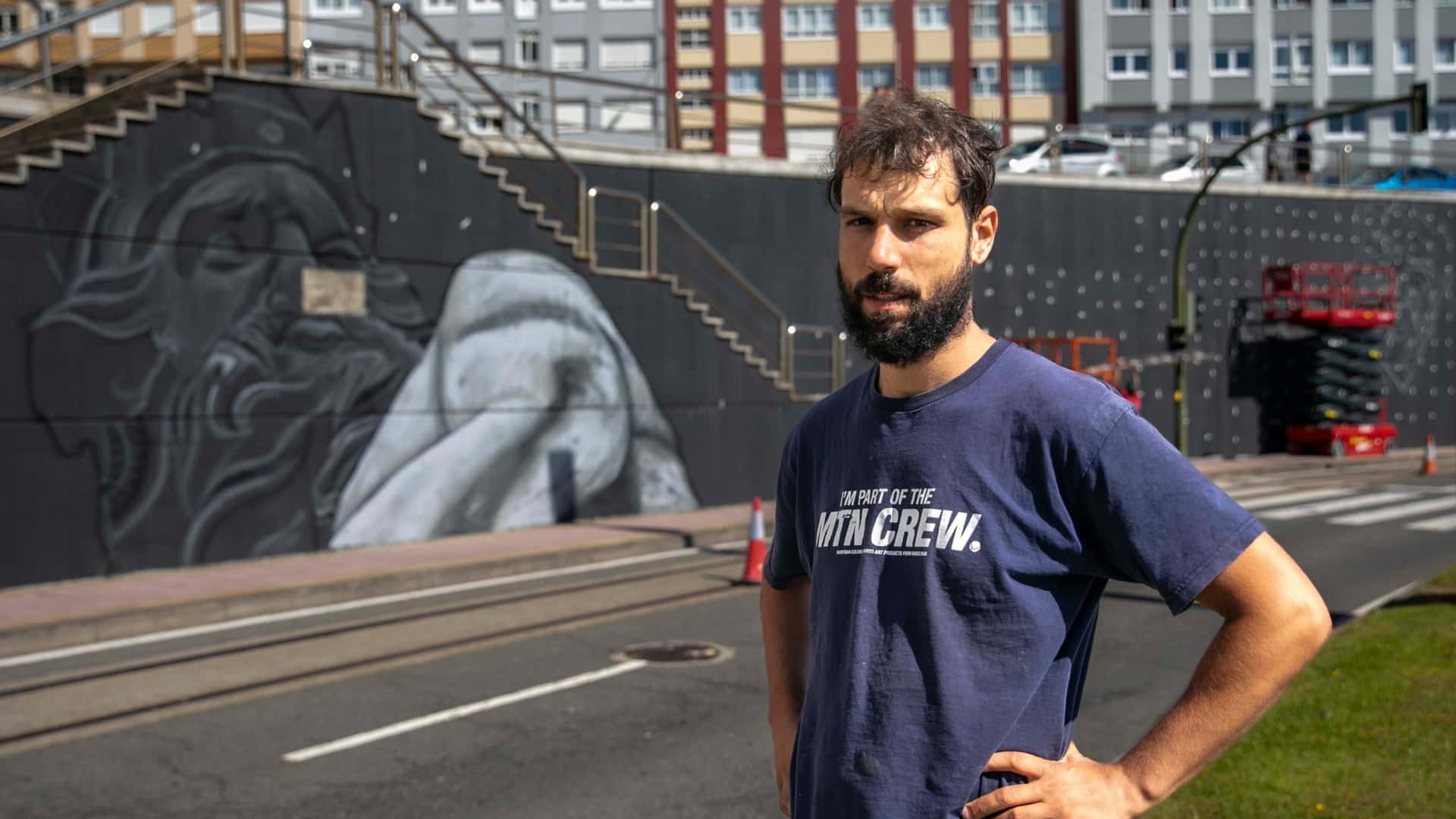 Diego As frente al mural en el que está trabajando en A Coruña | CONCELLO DA CORUÑA