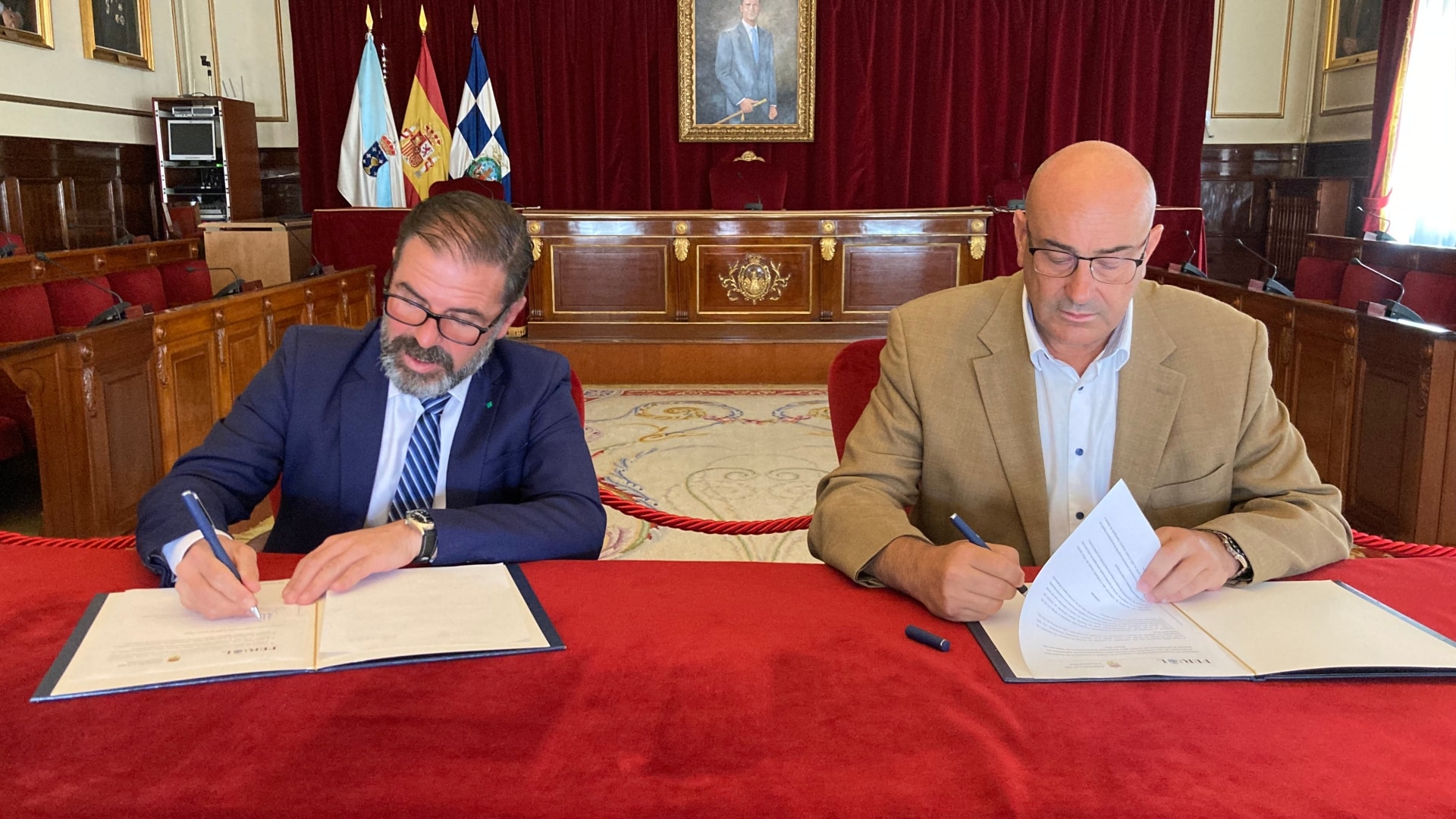 Los alcaldes de Ferrol y Valdoviño, Ángel Mato y Alberto González, firmando un convenio sobre socorrismo | CONCELLO DE FERROL