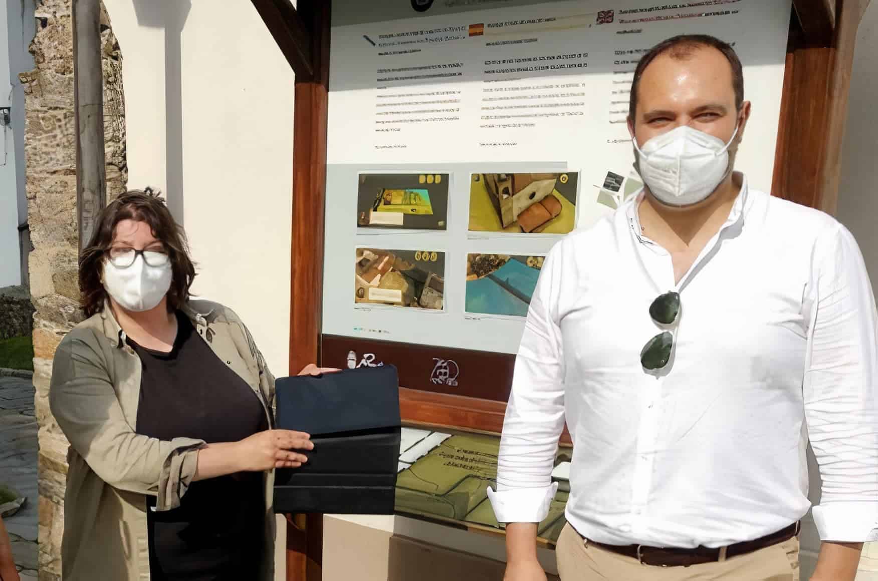 A concelleira de Turismo de Pontedeume, Yolanda Vázquez e o alcalde, Bernardo Fernández, ante o panel interactivo da APP
