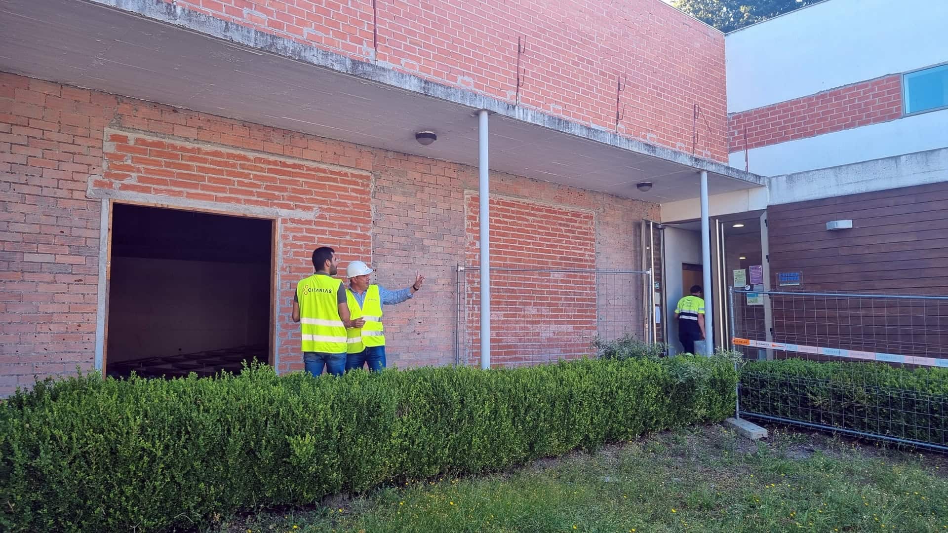 Visita del alcalde de Oroso, Luis Rey, a las obras del Centro Cultural | CONCELLO DE OROSO