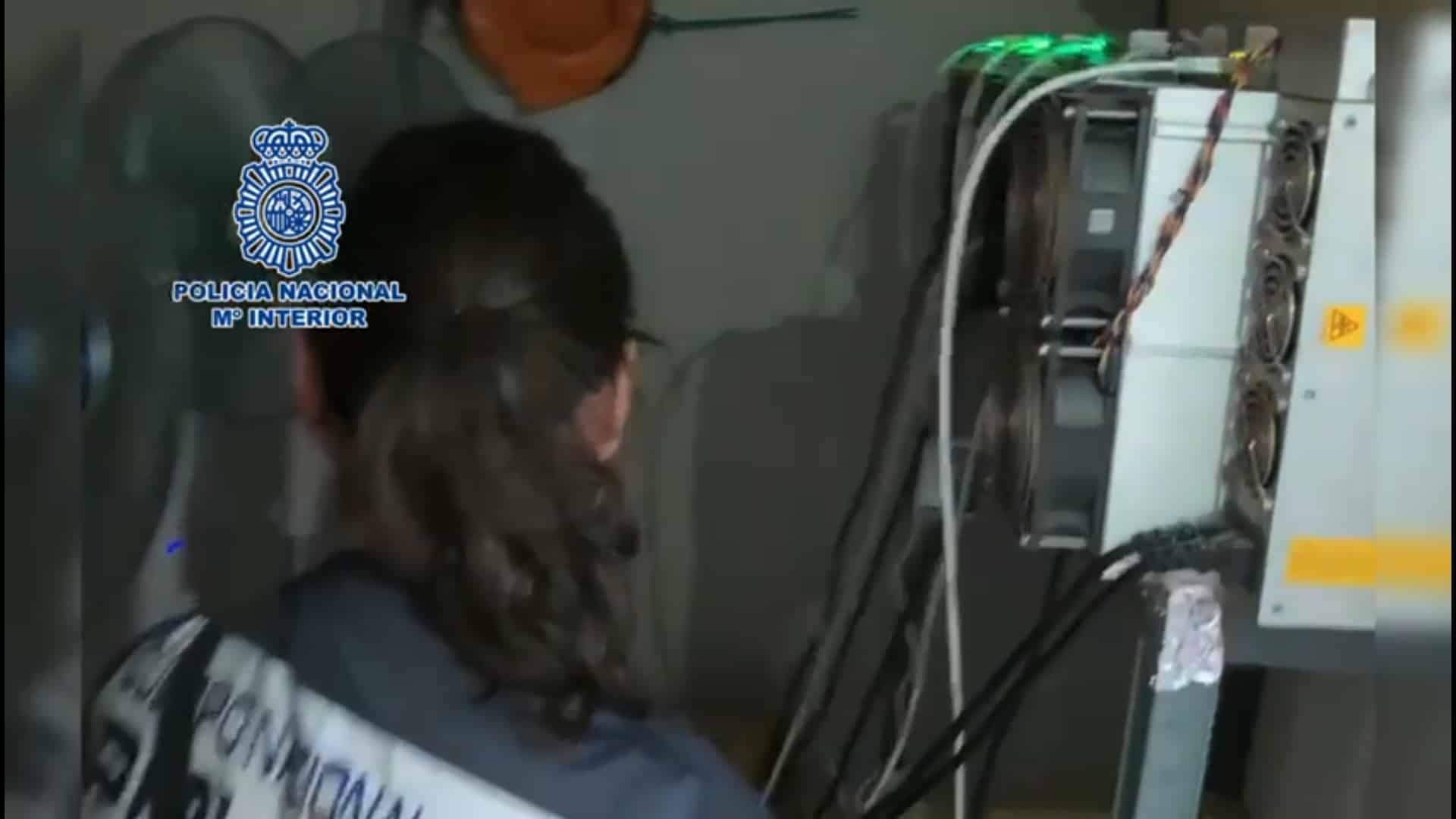 Una agente de la Policía Nacional en la granja de criptomonedas en la Operación Ollomol | POLICÍA NACIONAL