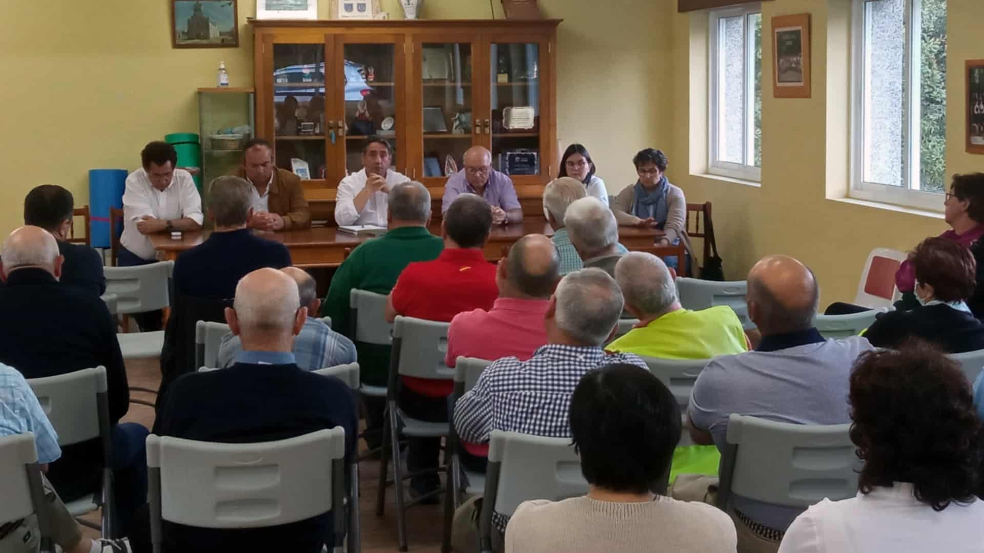 Reunión del alcalde de Oroso, Luis Rey, con vecinos de A Senra | CONCELLO DE OROSO